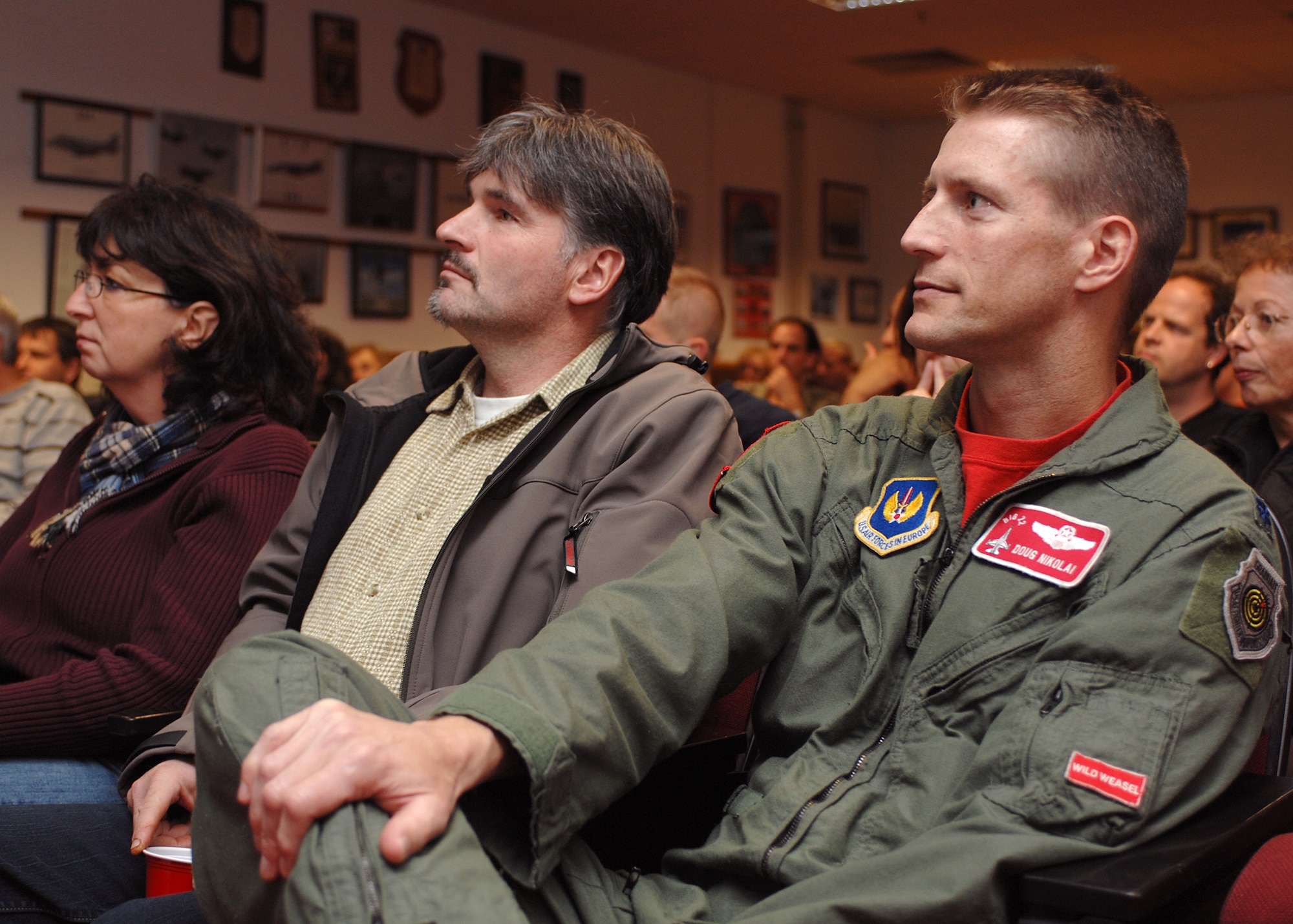 SPANGDAHLEM AIR BASE, Germany -- Lt. Col. Douglas Nikolai, 22nd
Fighter Squadron commander, sits with German guests during an F-16 Fighting
Falcon briefing Oct. 3, 2008, during a German-American First Friday event.
(U.S. Air Force photo by Airman 1st Class Nathanael Callon)
