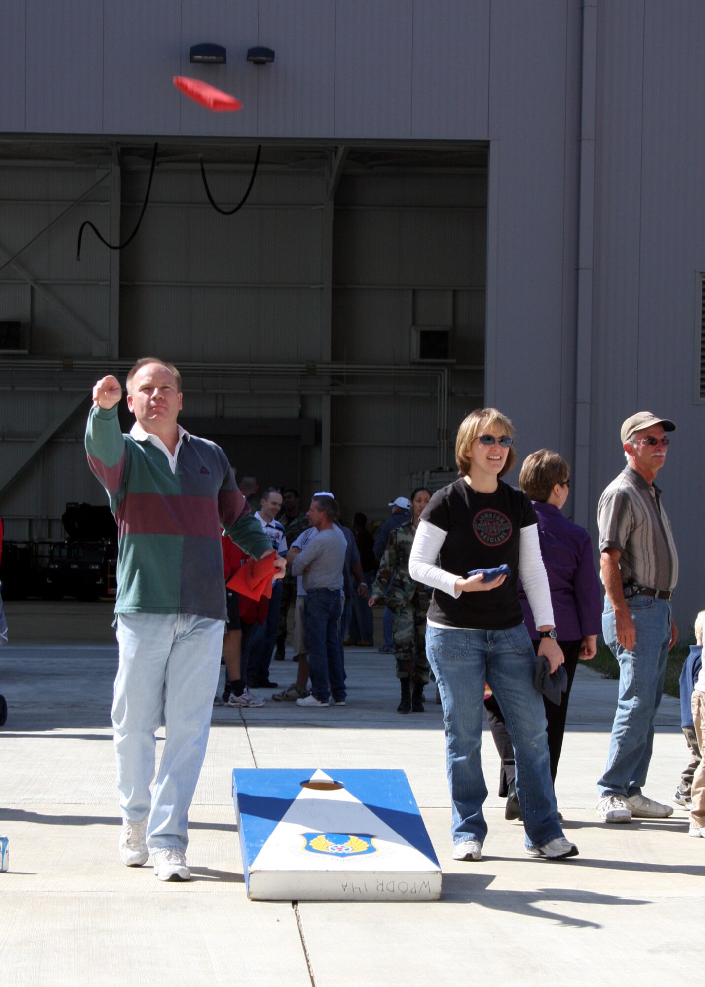 WRIGHT-PATTERSON AFB, Ohio - Senior Master Sgt. Craig Davidson, 445th Maintenance Squadron, and Master Sgt. Angela Stein, 445th Maintenance Operations Flight, enjoy one of the many games available at the annual wing picnic Oct. 5, 2008.  The picnic was open to all wing members, their families and friends and was sponsored by the Chiefs Group. (Air Force photo/Senior Airman Ken LaRock) 