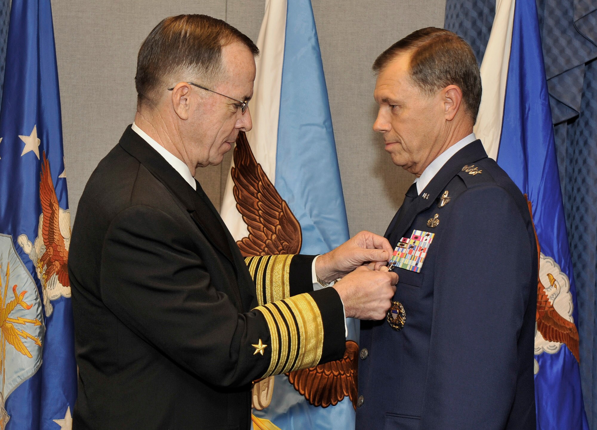 Adm. Michael G. Mullen, chairman of the Joint Chiefs of Staff, presents the Defense Distinguished Service Medal to Gen. William Fraser during the general's promotion ceremony Oct. 8 in the Pentagon. General Fraser received his fourth star during the ceremony. Along with his recent selection as the Air Force vice chief of staff came the promotion to full general. (U.S. Air Force photo/Michael Pausic)