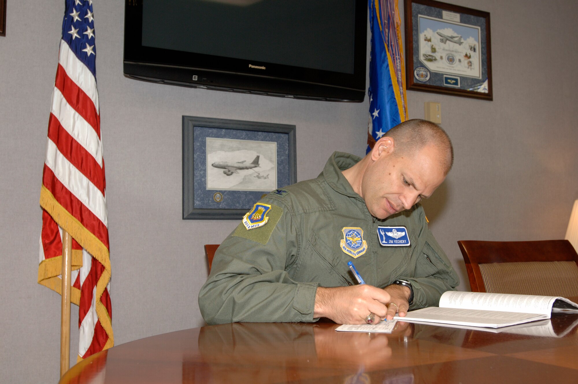 MCCONNELL AIR FORCE BASE, Kan. -- Col. James C. Vechery, 22nd Air Refueling Wing commander, signs his 2008 McConnell Combined Federal Campaign pledge form to kick off the annual drive, Oct. 7. (Photo by Staff Sgt. Jamie Train)