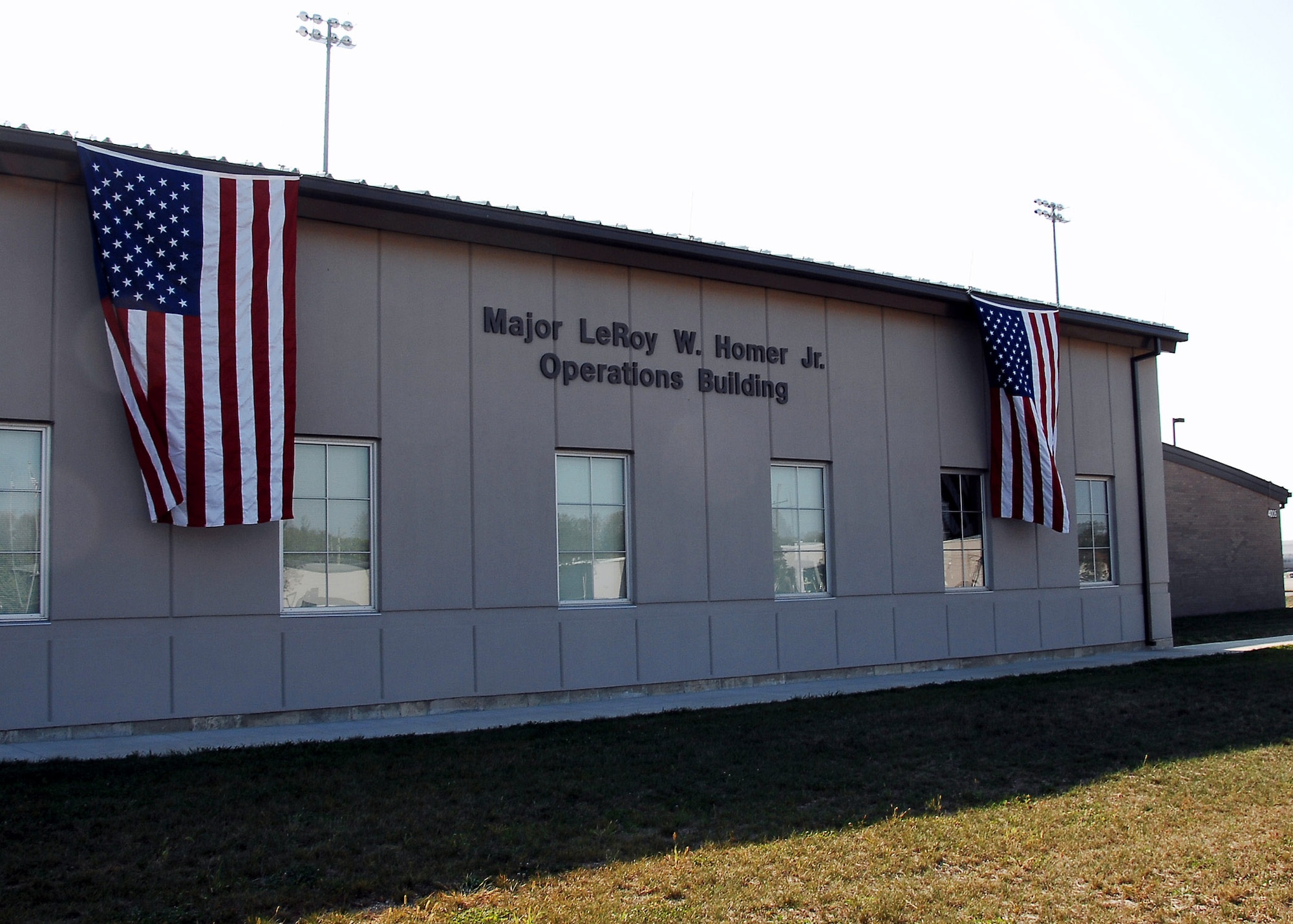 Members of the 445th Airlift Wing dedicated its operations building in honor of Maj. LeRoy W. Homer Jr. Oct. 4 at Wright-Patterson Air Force Base, Ohio. Major Homer died Sept. 11, 2001, on board United Airlines Flight 93, when he was serving as the airplane's first officer. (U.S. Air Force photo/Ben Strasser) 
