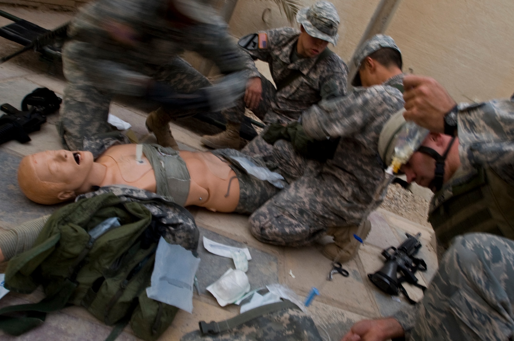 ALI BASE, Iraq -- Army and Air Force demonstrate skills learned throughout the combat lifesaver class, in the final exam Oct. 9, 2008. The combat lifesaver course teaches various techniques to treat and stabilize injuries related to combat, include blast injury, amputation, severe bleeding, penetrating chest injuries, simple airway management, and evacuation techniques. (U.S. Air Force photo/Senior Airman Christopher Griffin)