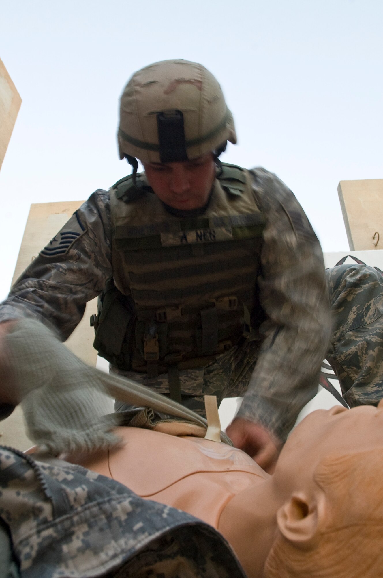 ALI BASE, Iraq -- Master Sgt. Peter Winetroub, 407th Air Expeditionary Group anti-terrorism officer, demonstrates how to correctly bandage an injured victim during the combat lifesaver final exam Oct. 9, 2008. Army and Air Force members attended a combat lifesaver course, for the final exam each class team ran through a scenario putting the skills they learned to the test. Winetroub is deployed from Shaw Air Force Base, S.C. (U.S. Air Force photo/Senior Airman Christopher Griffin) 