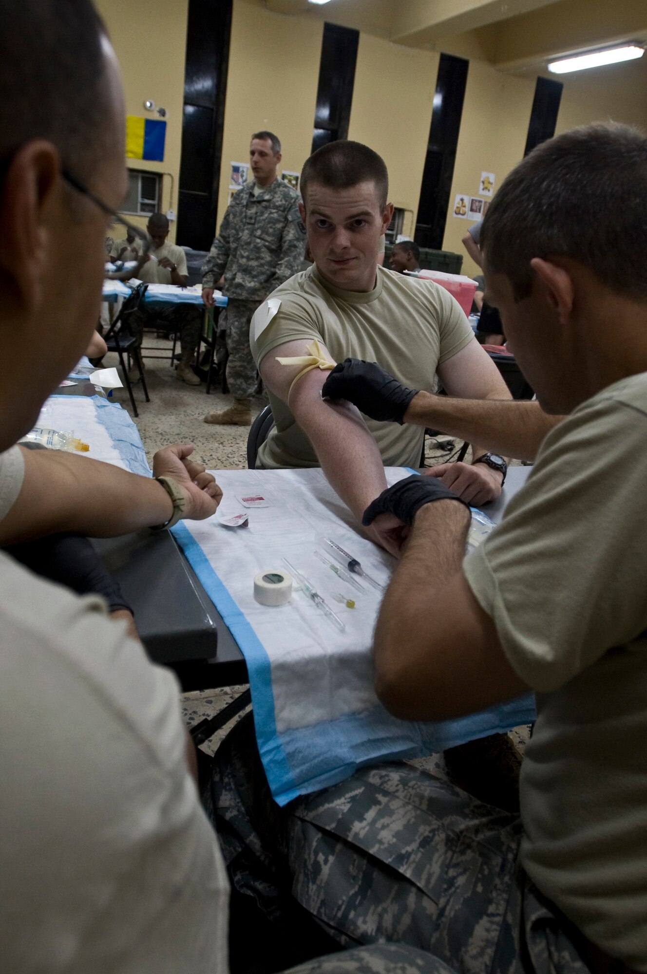 ALI BASE, Iraq -- Army and Air Force members attend a five-day combat lifesaver course. The combat lifesaver course teaches various techniques to treat and stabilize injuries related to combat, include blast injury, amputation, severe bleeding, penetrating chest injuries, simple airway management, and evacuation techniques. (U.S. Air Force photo/Senior Airman Christopher Griffin)