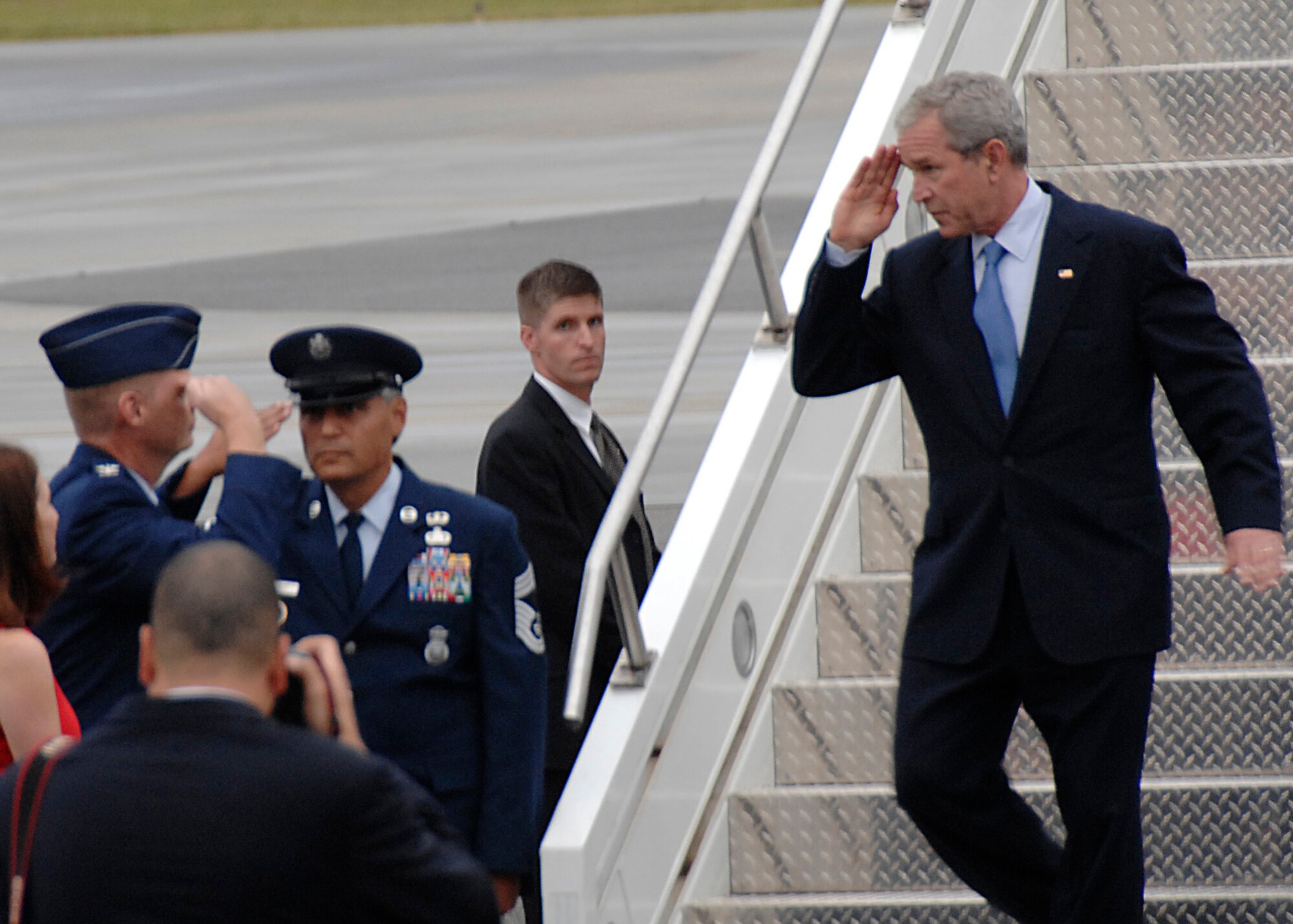 President George Bush salutes Col. John Millander on the Charleston Air Force Base, S.C., flightline Oct. 10. President Bush met with more than 250 Team Charleston members en route to an event at Kiawah Island, S.C. Colonel Millander is the 437th Airlift Wing commander. (U.S. Air Force photo/Airman 1st Class Katie Gieratz)