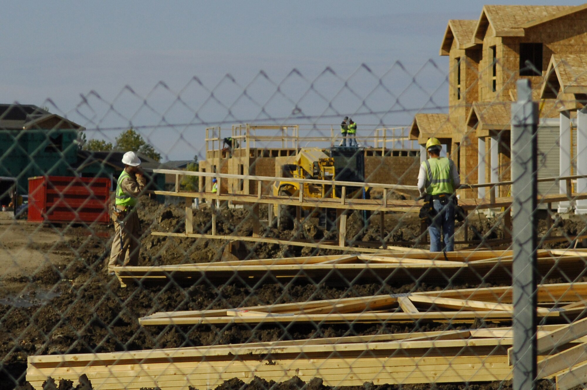 MINOT AIR FORCE BASE, N.D. – Construction workers continue to build new homes in the housing project area on Eagle Way here Oct. 14. The phase 13-2 portion of the military family housing construction project is scheduled for completion in September 2009. (US Air Force photo by Senior Airman Cassandra Jones)