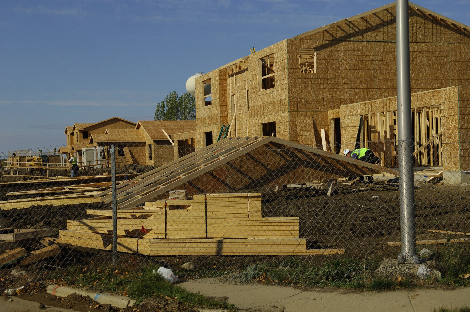 MINOT AIR FORCE BASE, N.D. – Construction workers continue to build new homes in the housing project area on Eagle Way here Oct. 14. The phase 13-2 portion of the military family housing construction project is scheduled for completion in September 2009. (US Air Force photo by Senior Airman Cassandra Jones)
