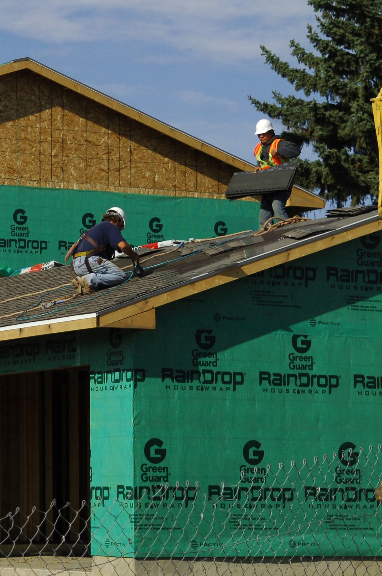 MINOT AIR FORCE BASE, N.D. – Construction workers continue to build new homes in the housing project area on Eagle Way here Oct. 14. The phase 13-2 portion of the military family housing construction project is scheduled for completion in September 2009. (US Air Force photo by Senior Airman Cassandra Jones)