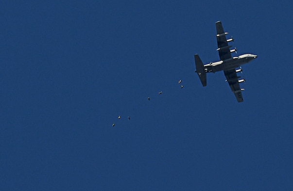 CANNON AIR FORCE BASE, N.M.  -- Soldiers from U.S. Army Special Forces jump from an aircraft during training here Oct. 15. (U.S. Air Force photo/Senior Airman Liliana Moreno)     