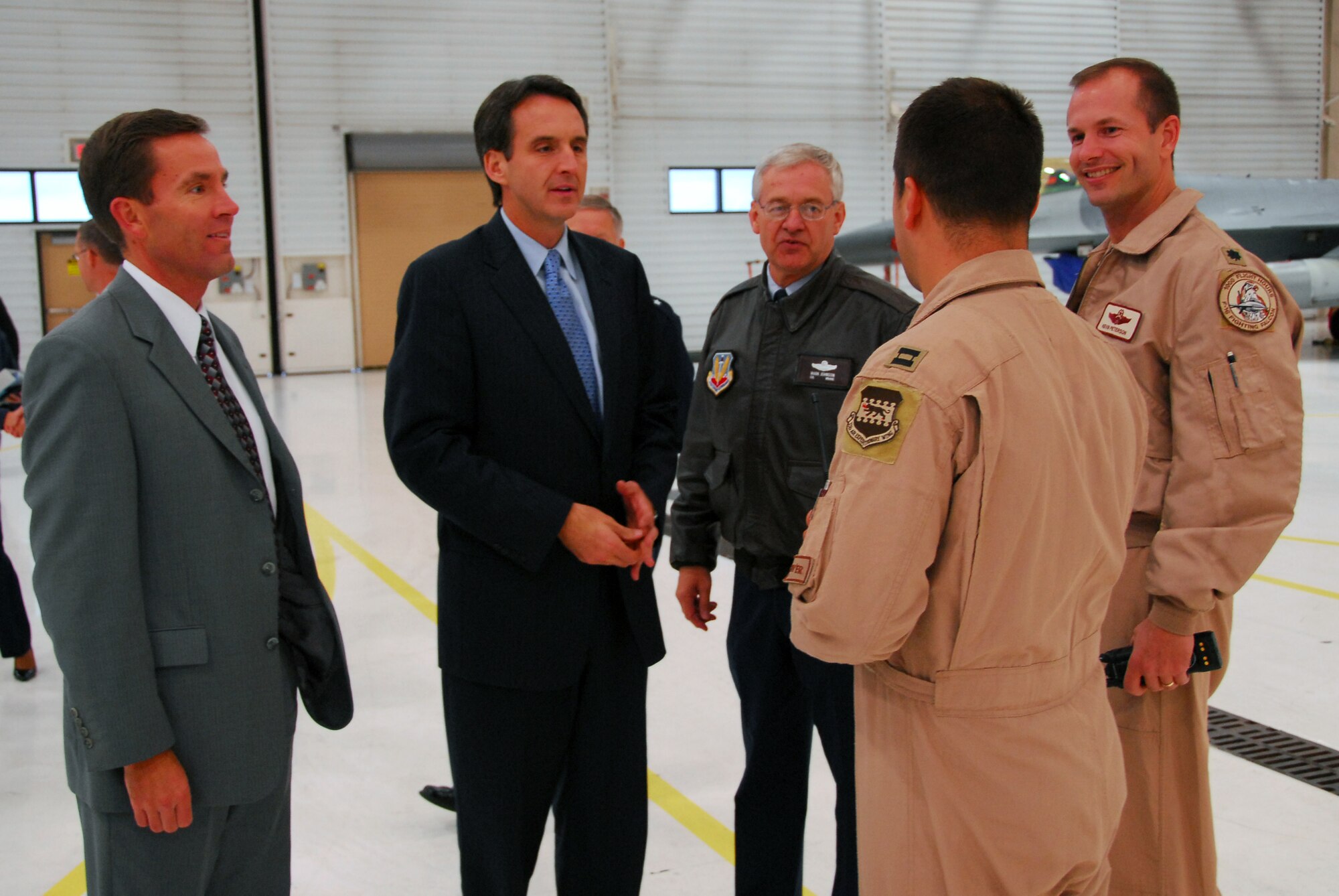 Minn. Governor Tim Pawlenty speaks with members of the 148th Fighter Wing in Duluth, Minn October 16, 2008.  (U.S. Air Force photo by TSgt Jason Rolfe) (Released)