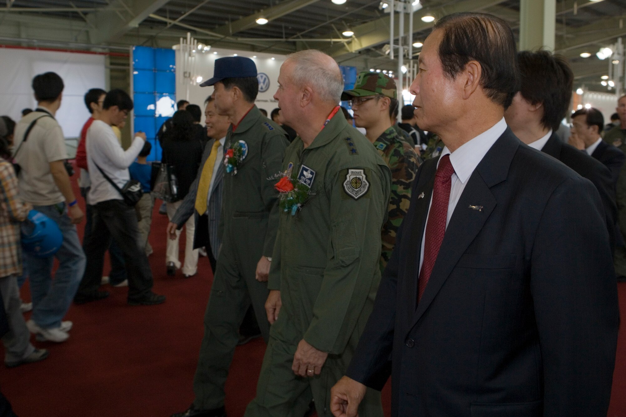 Lt. Gen. Stephen G. Wood, 7th Air Force commander, Republic of Korea Air Forces' Lt. Gen. O, Chang Hwan, ROKAF Vice Chief of Staff and Gunsan's Mayor, Moon, Dong Shin talk and look at the cars at the Gunsan Auto Expo, City of Gunsan, Korea, October 04, 2008. (Courtesy photo photo/Ko, Yang Kyu)