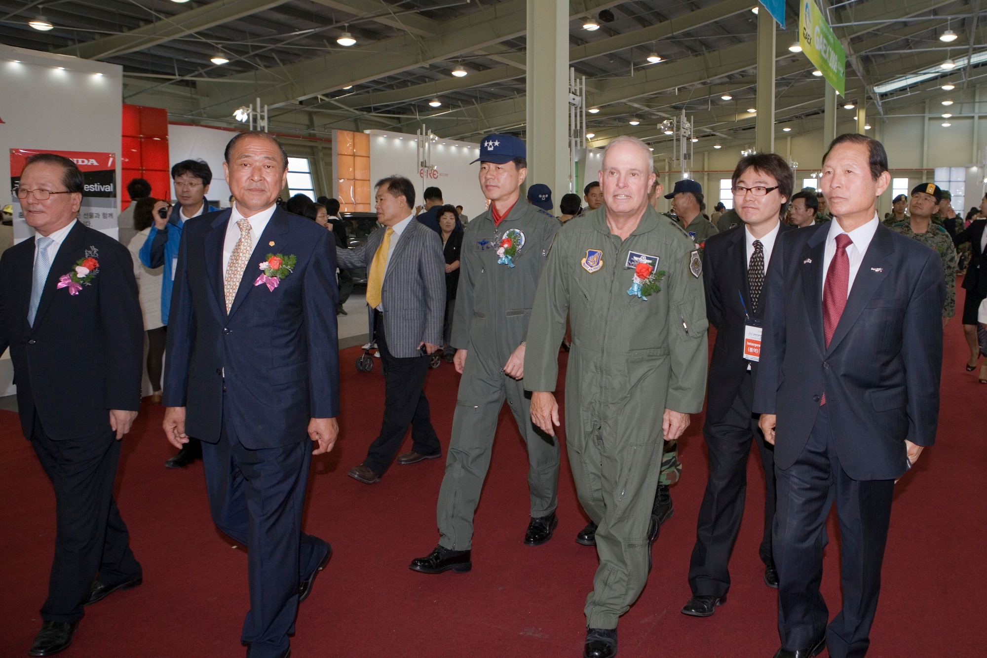 Lt. Gen. Stephen G. Wood, 7th Air Force commander, Republic of Korea Air Forces' Lt. Gen. O, Chang Hwan, ROKAF Vice Chief of Staff and Gunsan's Mayor, Moon, Dong Shin talk and look at the cars at the Gunsan Auto Expo, City of Gunsan, Korea, October 04, 2008. (Courtesy photo photo/Ko, Yang Kyu)