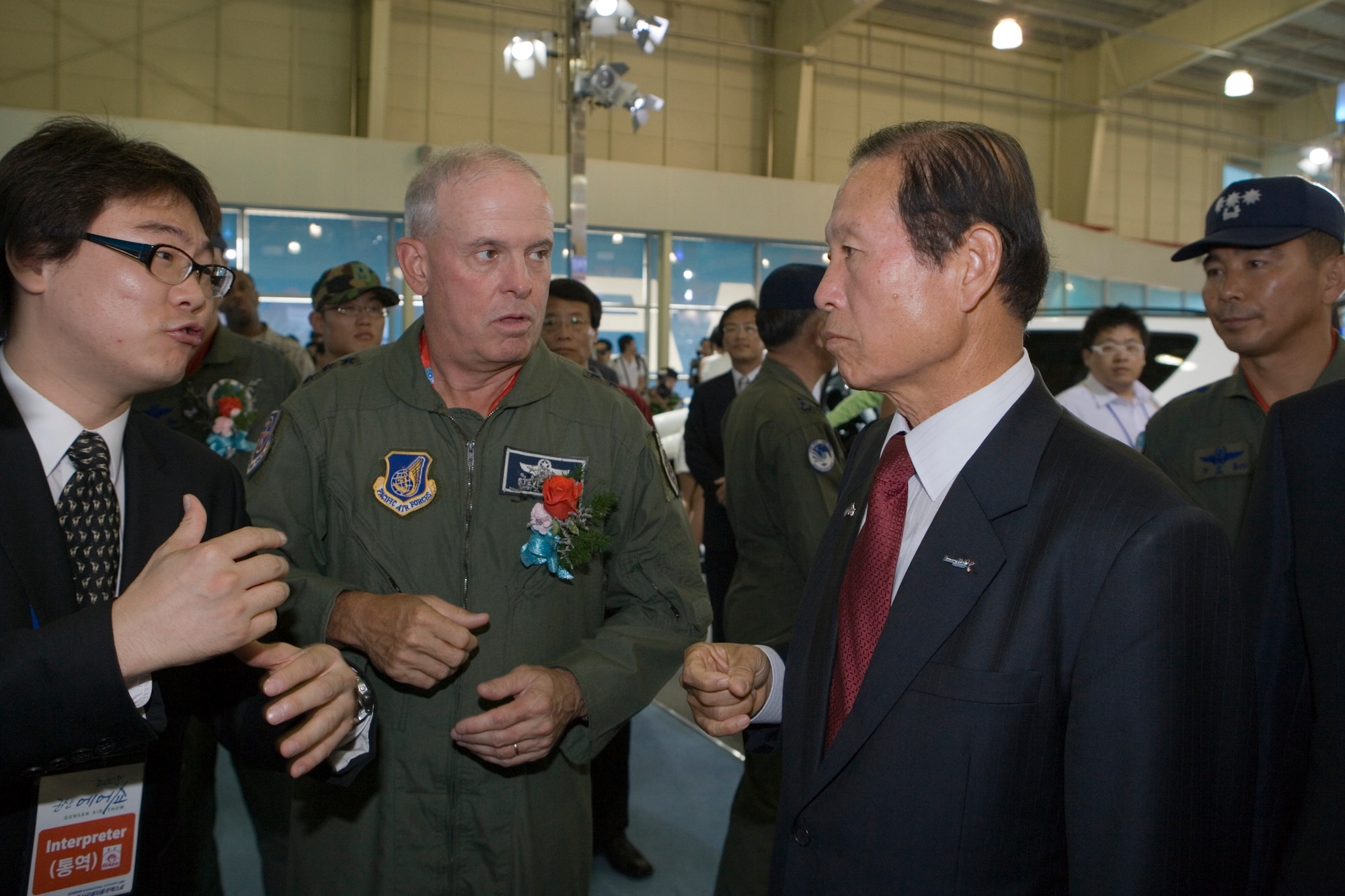 Lt. Gen. Stephen G. Wood, 7th Air Force commander talks with Gunsan's Mayor, Moon, Dong Shin at the Gunsan Auto Expo, City of Gunsan, Korea, October 04, 2008. (Courtesy photo photo/Ko, Yang Kyu)