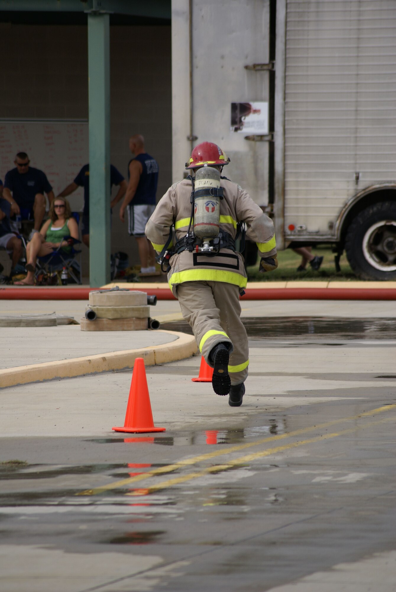 Aerospace Testing Alliance Crew Chief Richard Gunn runs the obstacle course at the TUFF Challenge. (Photo by Wade Campbell)