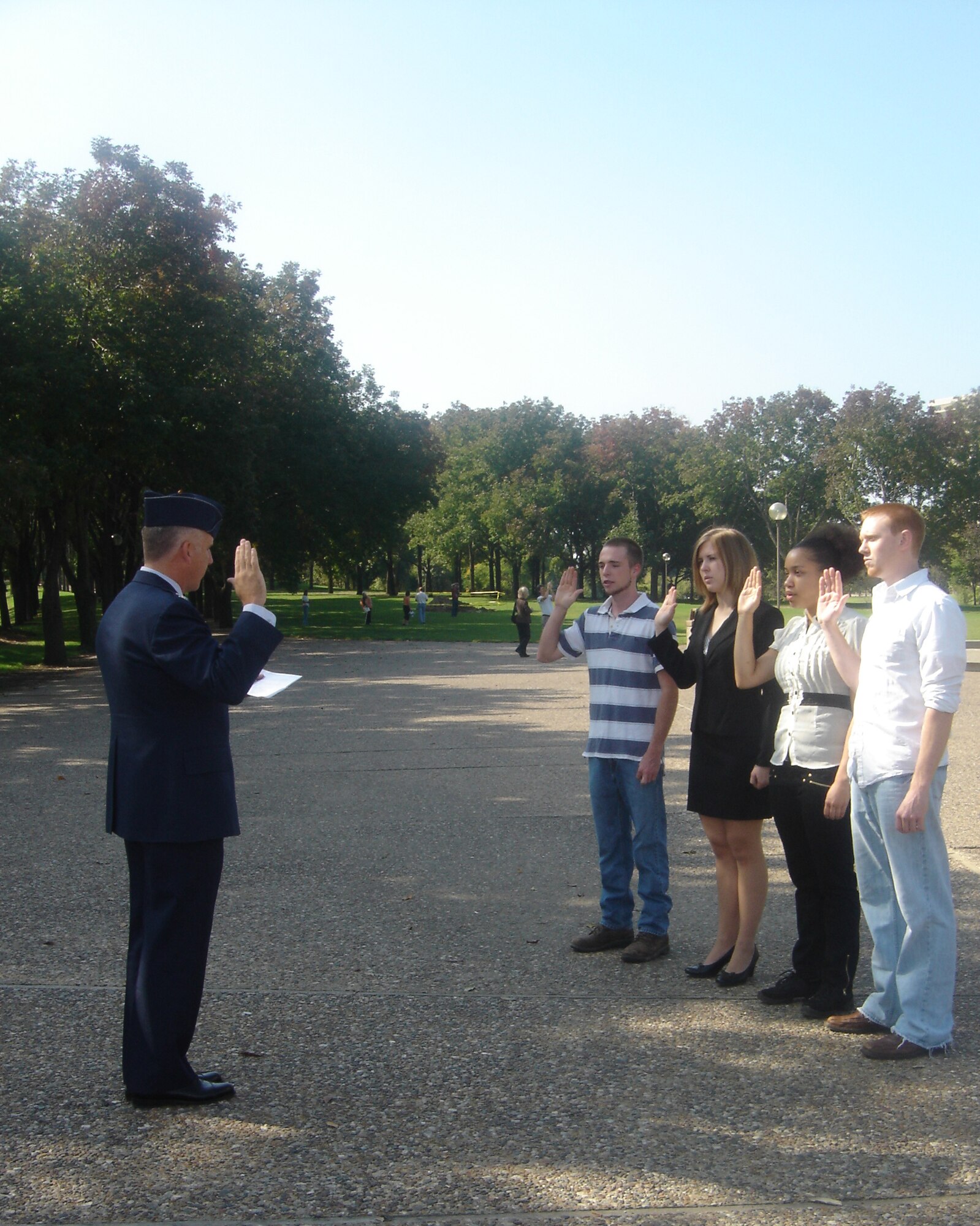 The 932nd Airlift Wing commander, Col. John C. Flournoy, Jr., gives the oath of enlistment to new Air Force Reserve Command Airmen at the St. Louis Arch in Missouri during a special mass enlistment event.  U.S. Air Force photo/Senior Master Sgt. Brian K. Boyd