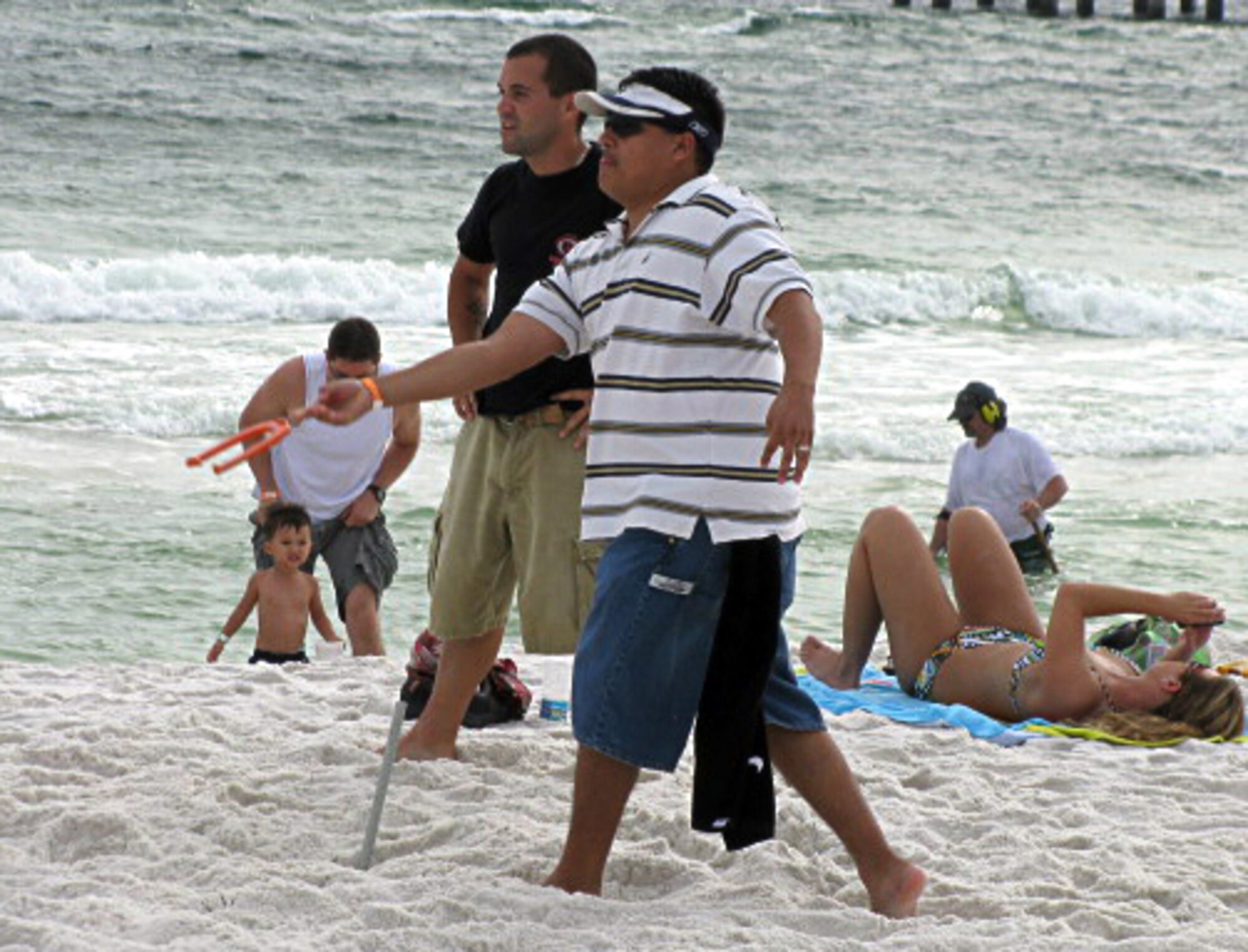 EGLIN AIR FORCE BASE, Fla. -- Members of the 46th Test Wing celebrate the end of summer with a fish fry and beach party on Okaloosa Island Oct. 17. More than 1,300 people gathered for the event. (U.S. Air Force photo by Irene Freiberg)