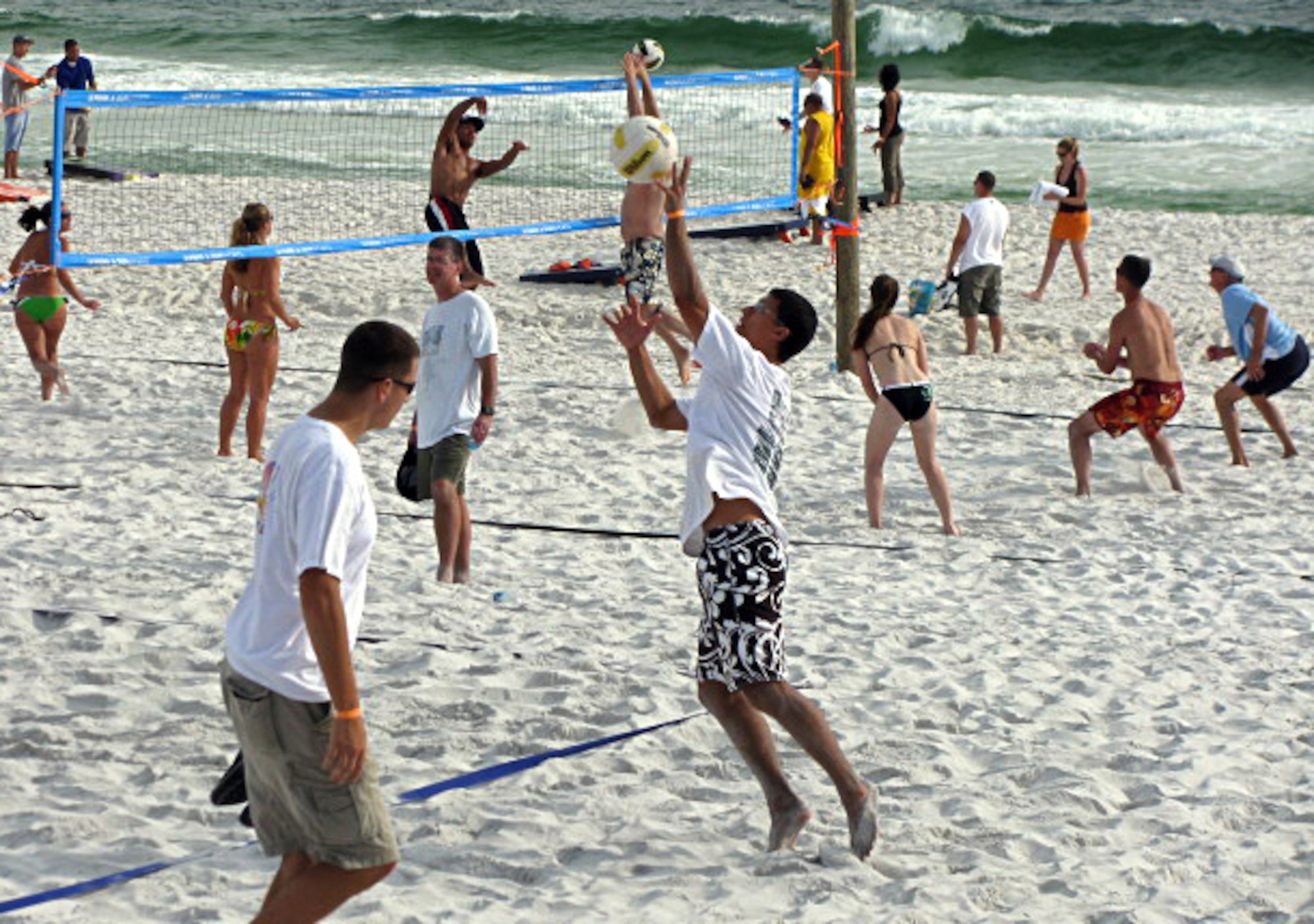 EGLIN AIR FORCE BASE, Fla. -- Members of the 46th Test Wing celebrate the end of summer with a fish fry and beach party on Okaloosa Island Oct. 17. More than 1,300 people gathered for the event. (U.S. Air Force photo by Irene Freiberg)