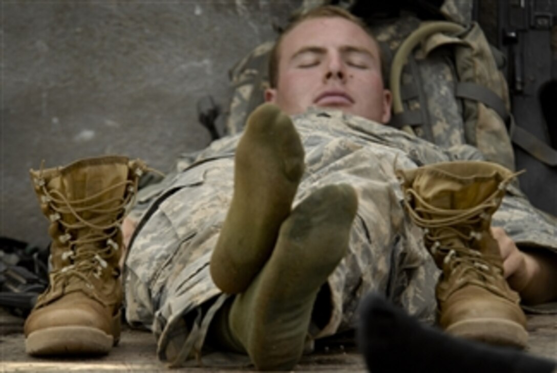 A U.S. service member assigned to Combined Joint Task Force - Horn of Africa takes a break during a 21-day commando course led by members of the 13th Demi-Brigade, French Foreign Legion in Arta Beach, Djibouti, on Oct. 19, 2008.  