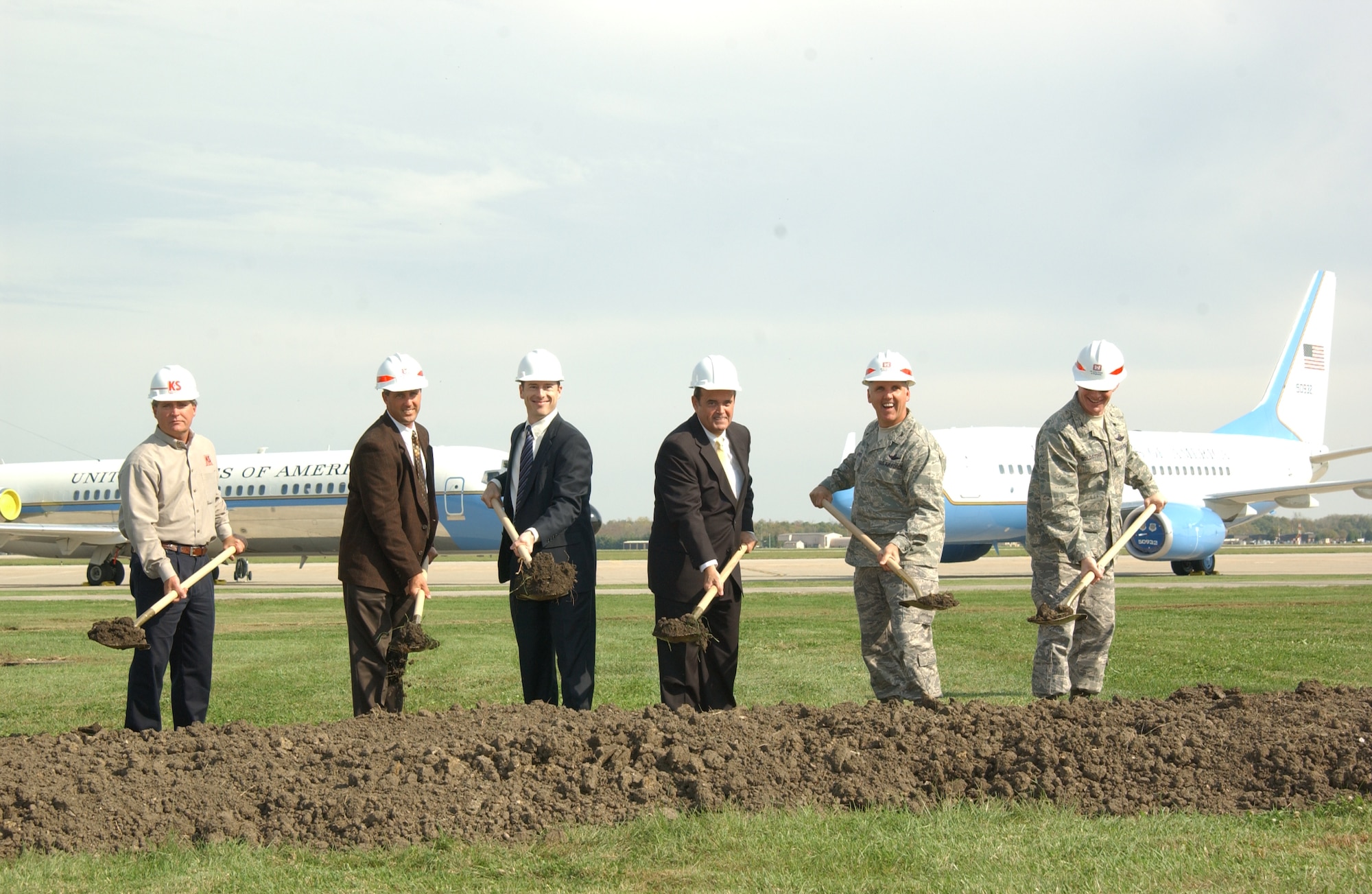 SCOTT AIR FORCE BASE, Ill. -- Various dignitaries including U.S. Congressman, Jerry Costello, (center) 932nd Airlift Wing commander, Col. Jay Flournoy, and 375th AW commander, Col. Gary Goldstone, turn the dirt at a groundbreaking ceremony Friday for the 932nd Operations Group facility.
(photo/Monte Miller)