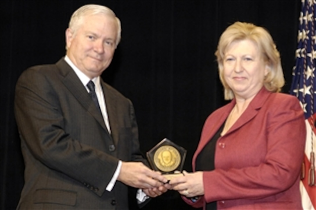 Defense Secretary Robert M. Gates presents Umit A. Spencer the David O. Cooke Excellence in Public Administration Award at the Pentagon, Oct. 21, 2008. Spencer, housing maintenance contract monitor with the 354th Civil Engineering Squadron on Eielson Air Force Base, Alaska, was honored for improving and maintaining 1,474 military family housing units, 48 playgrounds and five athletic courts. 