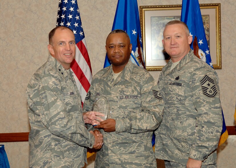 Tech. Sgt. Derrick King, AFDW/A1KP NCOIC of command promotions, receives the NCO of the Quarter award from AFDW Commander Maj. Gen. Ralph Jodice and Command Chief Master Sgt. Paul Wheeler, AFDW command chief. The award winners were announced during a luncheon at The Club on Andrews AFB Oct. 23. The quarterly winners were honored for their performances from July 1 through Sept. 30, 2008. (Air Force photo by Senior Airman Giang Nguyen)