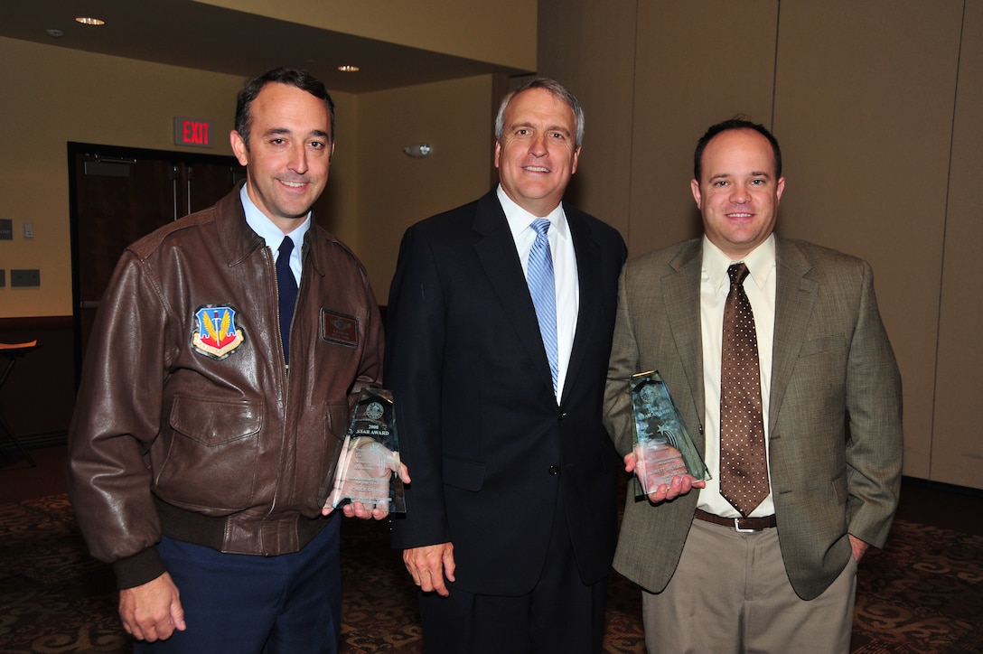 Gov. Bill Ritter, flanked by Colorado Air National Guard 140th Operations Support Squadron Commander Lt. Col. Timothy Conklin and Department of Military Affairs employee Brett Jackson, at the 2008 State Top Achievement Recognition awards banquet in Arvada, Colo., Oct. 15, 2008. Conklin accepted the STAR award on behalf of Chuck Grube, manager of the air traffic control tower at Buckley Air Force Base, who earned the STAR Manager/Supervisor of the Year Award. (Official U.S. Air Force photo by Tech. Sgt. Cheresa D. Theiral) (Released)