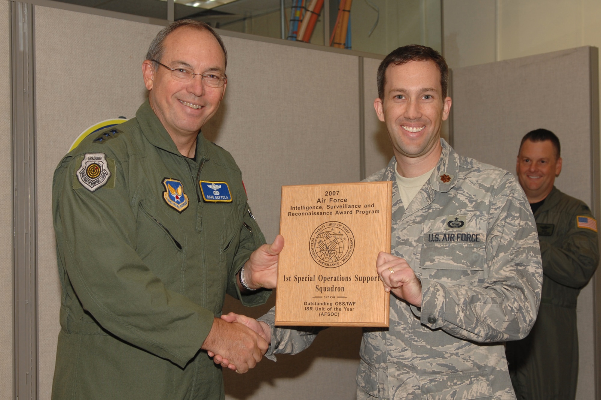 Lt. Gen. David Deptual, Air Force Deputy Chief of Staff for Intelligence, Surveillance and Reconnaissance presents Maj. Joseph Barry, 1st Special Operations Support Squadron Intelligence Flight commander with the 2008 Outstanding OSS Intelligence Unit of the Year Award. The award is given to one intelligence flight throughout the entire Air Force annually. (U.S. Air Force photo by Airman 1st Class Kimberly Darnall)