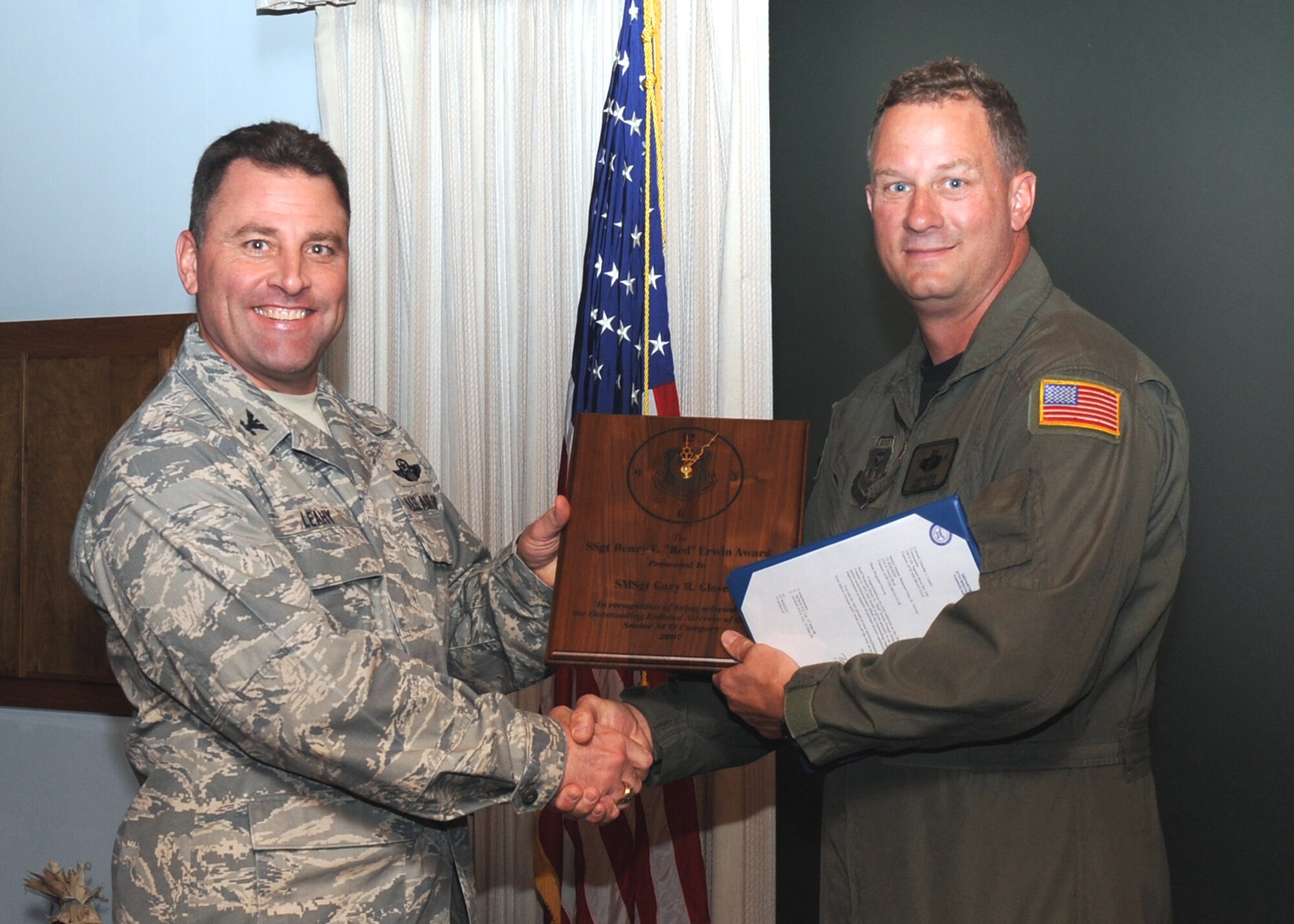 CANNON AIR FORCE BASE, N.M. -- Senior Master Sgt. Gary Glover, 73rd Special Operations Squadron, receives the 2007 Outstanding Enlisted Aircrew of the Year Award presented to him by Col. Timothy Leahy, 27th Special Operations Wing commander. Sergeant Glover received the award at the weekly wing staff meeting on Oct 28. (U.S. Air Force photo/Airman 1st Class Evelyn Chavez)  