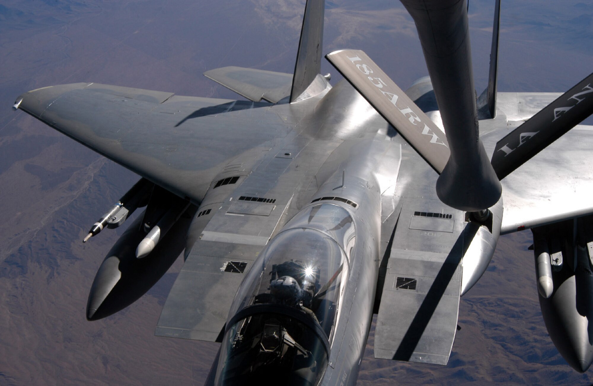A KC-135 Stratotanker from the 185th Air Refueling Wing, Iowa Air National Guard, refuels an F-15C Eagle assigned to the 67th Fighter Squadron, Kadena Air Base, Japan, during Red Flag 09-1 at Nellis Air Force Base, Nev., Oct. 24. (U.S. Air Force photo/Staff Sgt. Kenya Shiloh)