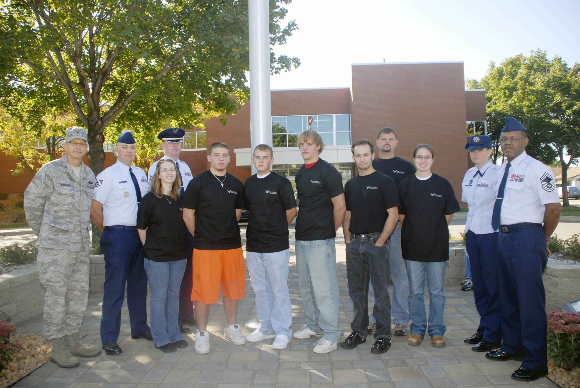 The newest members of the 934th Airlift Wing stand with Col. Tim Tarchick (left) and the 934 AW recruiting staff after taking the oath of enlistment in a ceremony Oct. 4. (Air Force photo/Master Sgt. Kerry Bartlett)