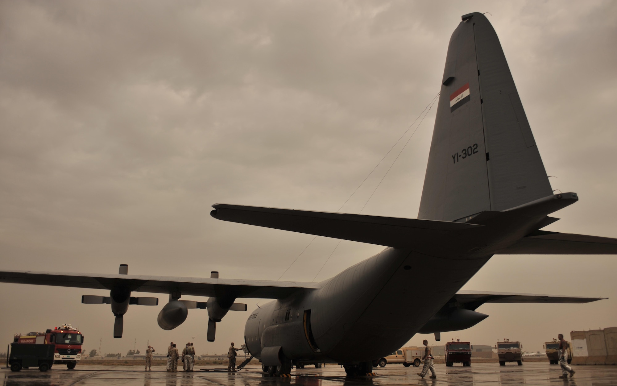10/29/2008 ? NEW AL MUTHANA AIR BASE, Iraq - U.S. and Iraqi Air Force firefighters train together to learn how to handle a fire in the cargo hold of an Iraqi C-130 Herculese transport aircraft.  (U.S. Air Force photo by Master Sgt. Brian Davidson) 