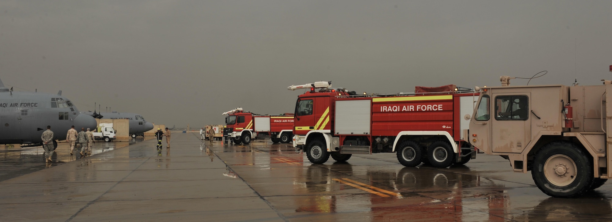 10/29/2008 ? NEW AL MUTHANA AIR BASE, Iraq - U.S. and Iraqi Air Force firefighters train together to learn how to handle a fire in the cargo hold of an Iraqi C-130 Herculese transport aircraft.  (U.S. Air Force photo by Master Sgt. Brian Davidson) 