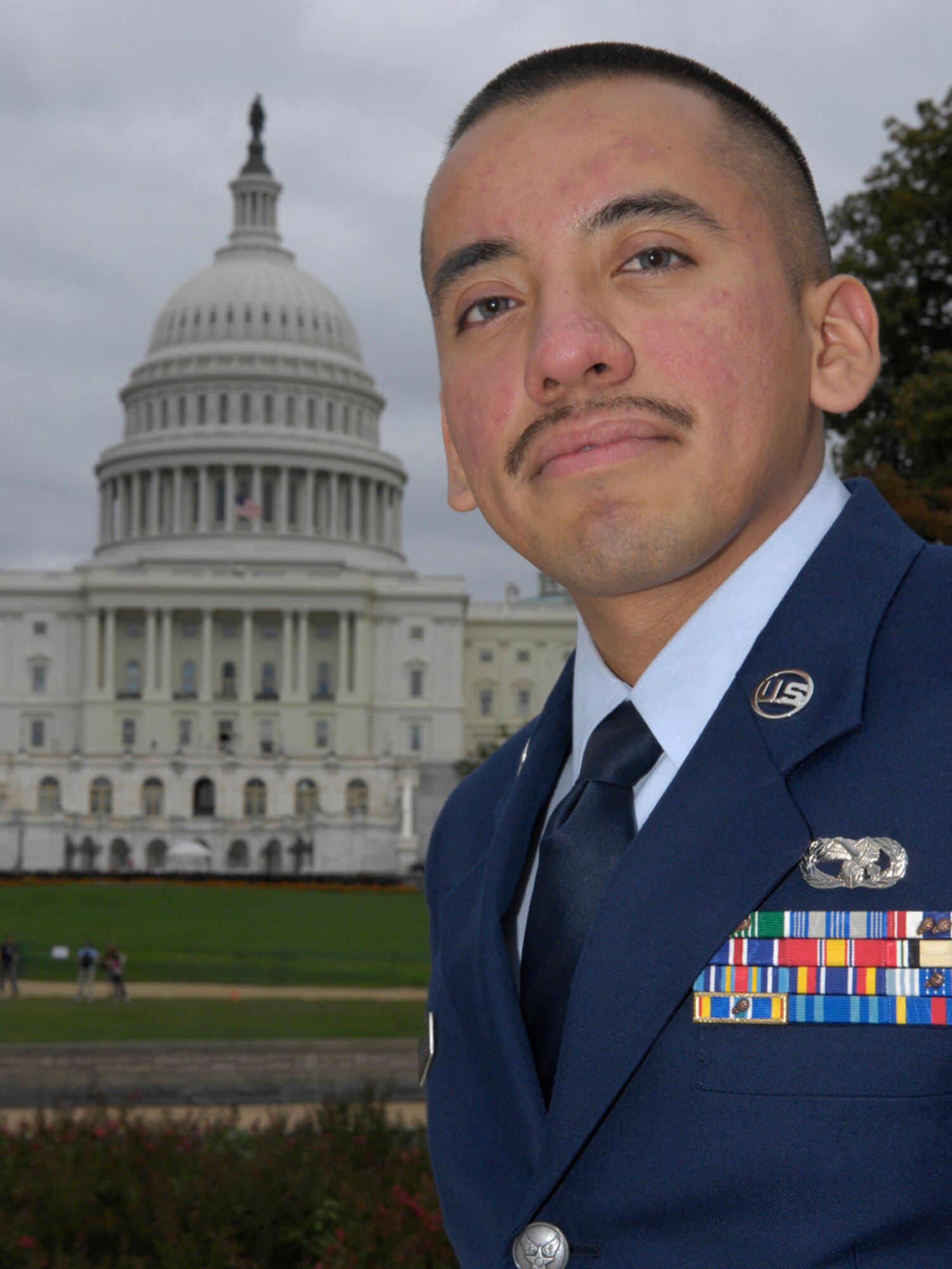 Washington – Senior Airman Gustavo Corte stands in front of the Capitol building in Washington, D.C., on Sept. 29. Airman Corte is a member of the Armed Forces Inaugural Committee preparing for the 56th Presidential Inaugural on Jan. 20, 2009. (U.S. Air Force photo / Senior Airman Kathrine McDowell)