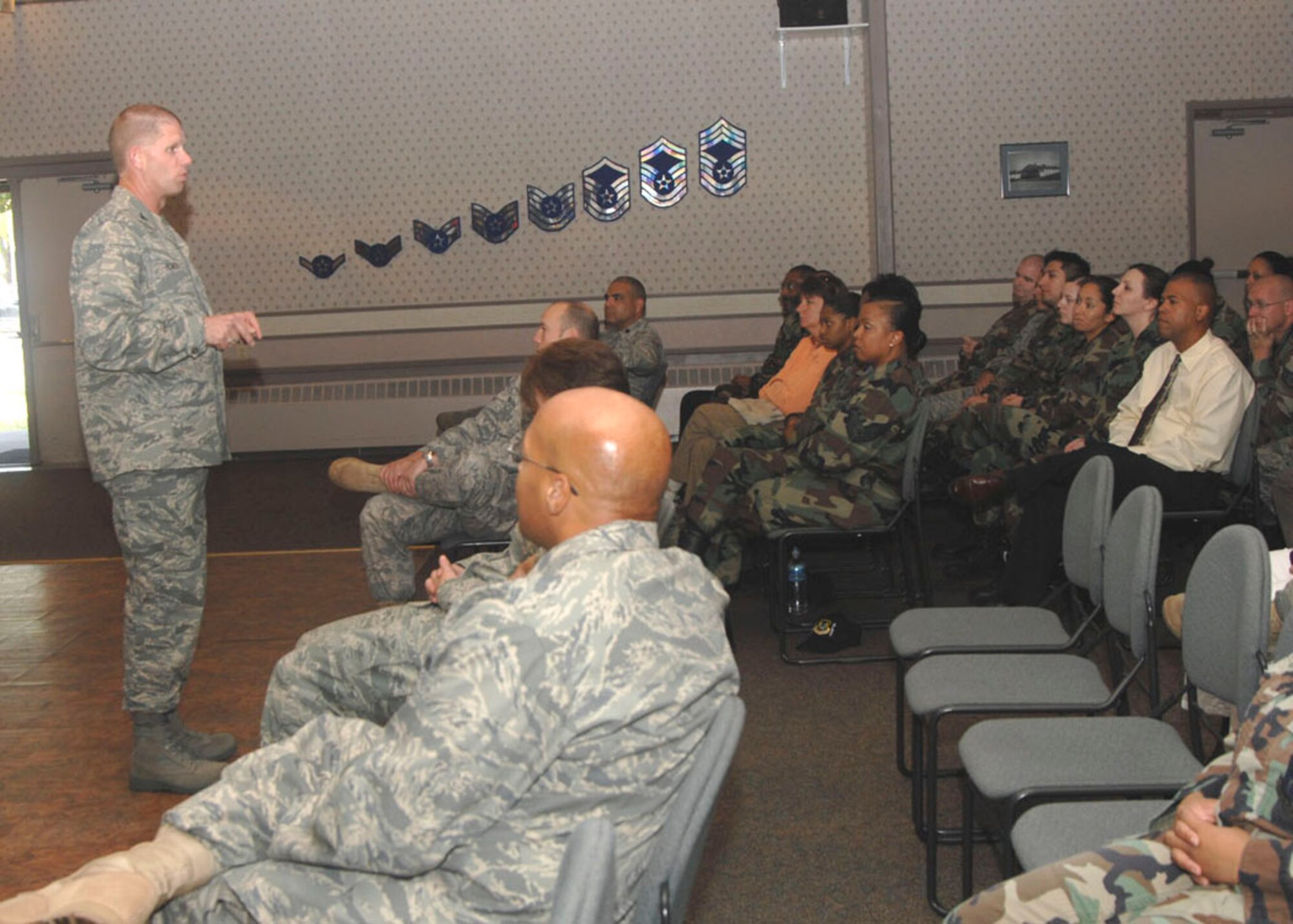 SCOTT AIR FORCE BASE, Ill. -- Col. Brad Reinert, Air Force Central Command, speaks to members of the 635th Supply Chain Management Group praising them for their hard work.
(US Air Force photo/Senior Airman Jonathan Lovelady)
