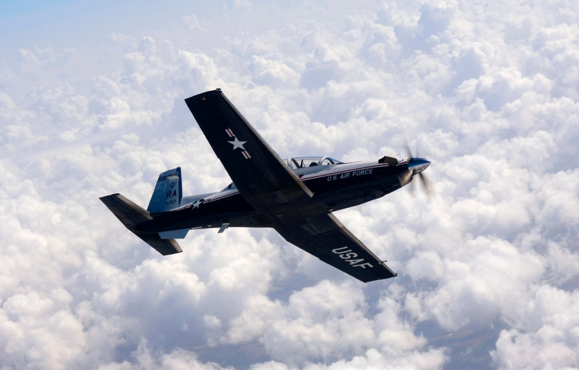 Pilot has to glide T-6 in for landing after engine power shuts down. (photo by Tech. Sgt. Matthew Hannen)