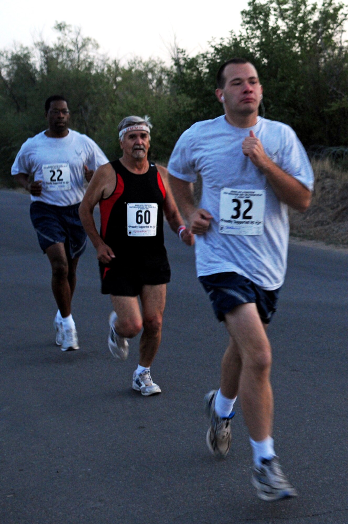 08/31/2008 - MANAS AIR BASE, KYRGYZ REPUBLIC --  Staff Sgt. Jason Domenico, 376th Expeditionary Logistics Readiness Squadron, leads a pack of runners during the Manas AB half marathon here, Aug. 31. Over 100 "Liberando" members participated in the run. (Air Force photo / Airman 1st Class Ruth Holcomb) 
