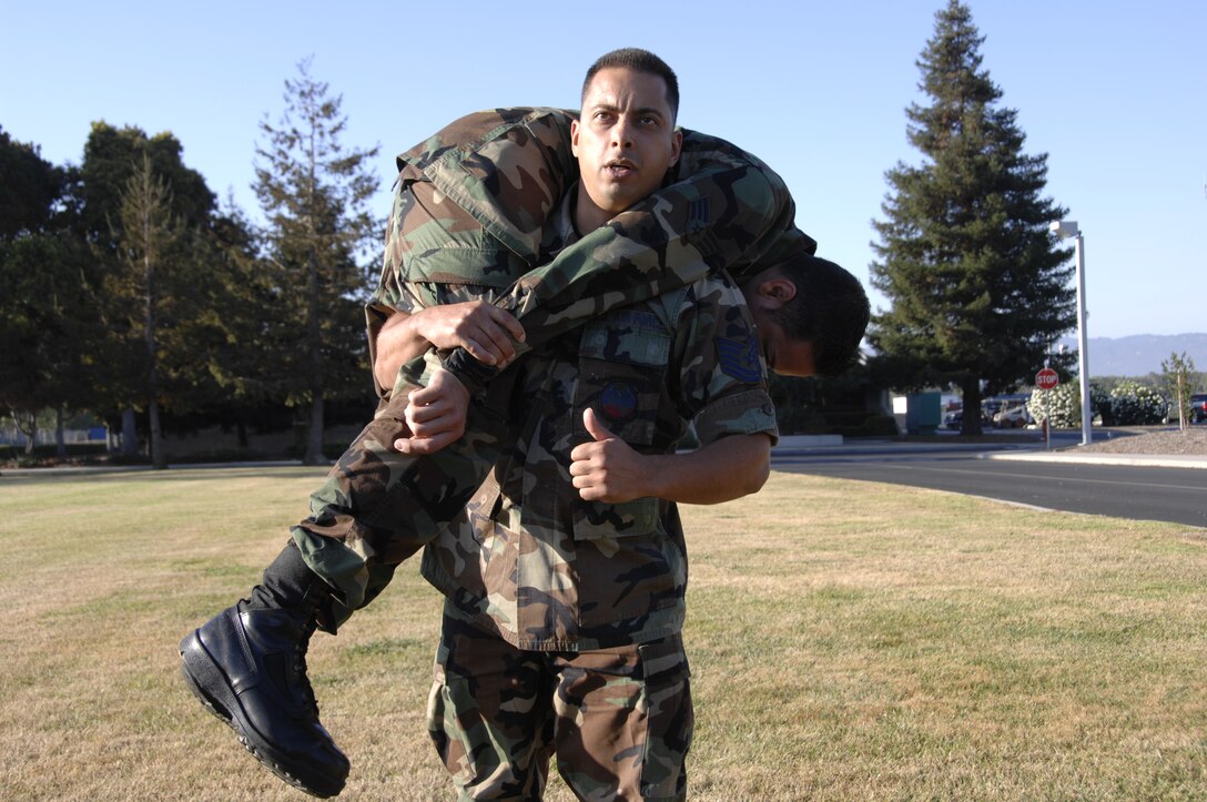 Tech. Sgt. Christopher Hernandez, 129th Communications Flight, demonstrates the proper one person carry technique during the hands-on portion of Self Aid and Buddy Care training at Moffett Federal Airfield, Calif., Sept. 7. (U.S. Air Force photo by Senior Airman Joshua Kauffman) 