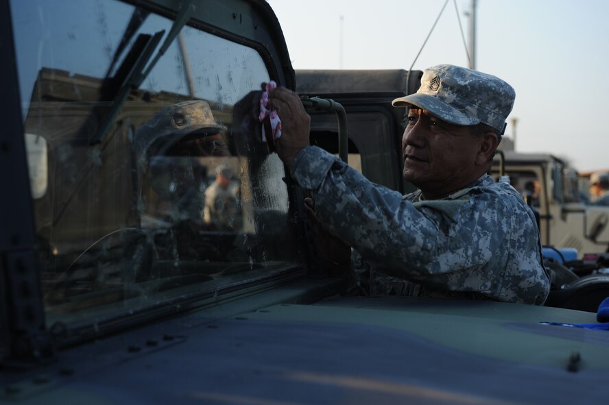 DYESS AIR FORCE BASE, Texas - Sergeant First Class Sam Bernal, 1200th Infantry Battalion, clean the bugs off of the windows of his HM-V, in the Dyess  AFB fitness center parking lot, here,  Sept.  2.  SFC Bernal is attached to the New Mexico Army National Guard, in route to provide aid to Louisiana after Hurricane Gustav.  Dyess  airmen are ready and willing to assist and support sister service members whether active duty, guard or reserve. (U.S. Air Force photo/ Senior Airman Courtney Richardson)
