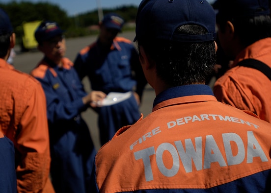 MISAWA AIR BASE, Japan -- The Towada City fire chief gives his personnel a safety brief before entering the simulated downed aircraft Sept. 10. Approximately 30 Towada City firefighters underwent the training instructed by Misawa firefighters. (U.S. Air Force photo by Senior Airman Chad Strohmeyer) 