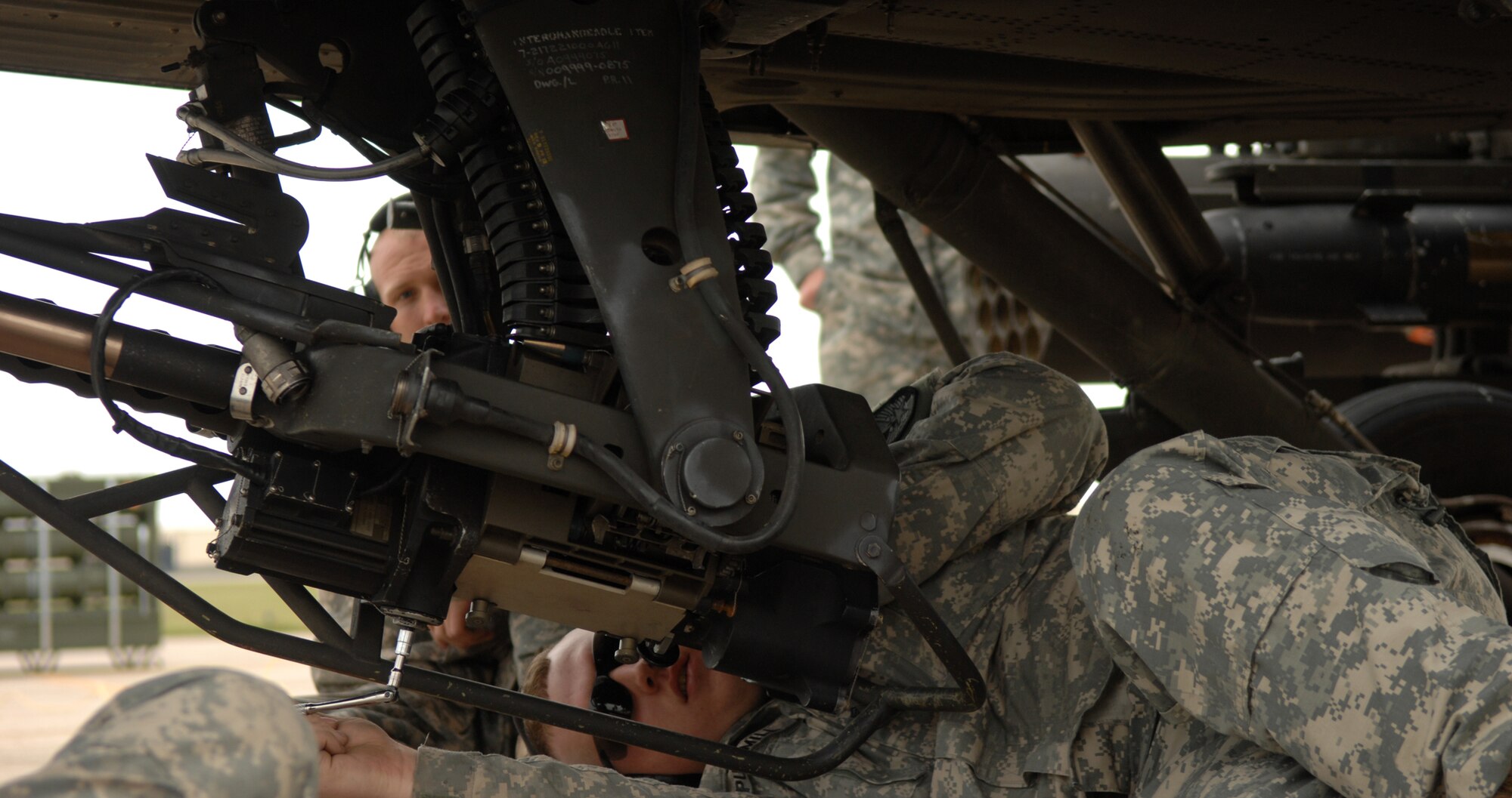 WHITEMAN AIR FORCE BASE, Mo. – Army Staff Sgt. Brandon Isbell & Army Sgt.Brian Pummill, both from the 1-135th Attack Recon Battalion, clear a 30mm gun for loading Sept. 6. The Missouri Army National Guard’s 1-135th Attack Recon Battalion recently implemented a new training program that allows pilots to arm and fly three AH-64 Apache helicopters from Whiteman AFB to Fort Leonard Wood for the first time to practice aerial gunnery at their monthly drill. (U.S. Air Force photo/Senior Airman Stephen Linch)