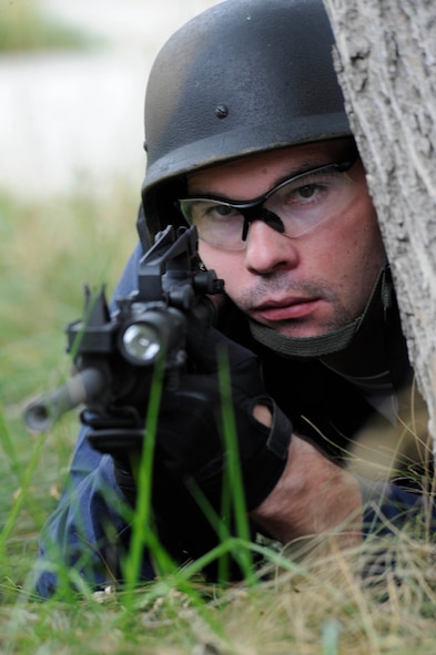 Jeremy Wellnitz, Codington County Sheriff’s Office deputy sheriff, provides ground and perimeter security at special weapons and tactics training held here Sept. 12, 2008. Providing ground cover is needed when breeching a targets compound without taking on fire by enemy targets. (U.S. Air Force photo/Airman 1st Class Adam Grant)