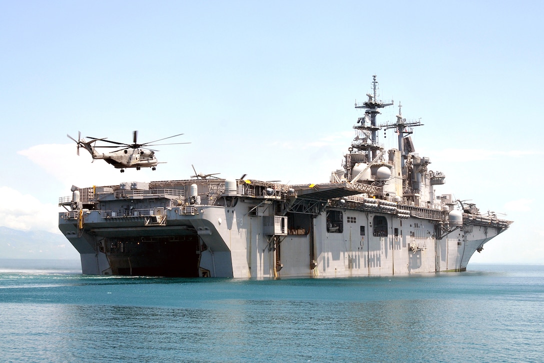 A CH-53E Super Stallion helicopter from Marine Heavy Helicopter ...