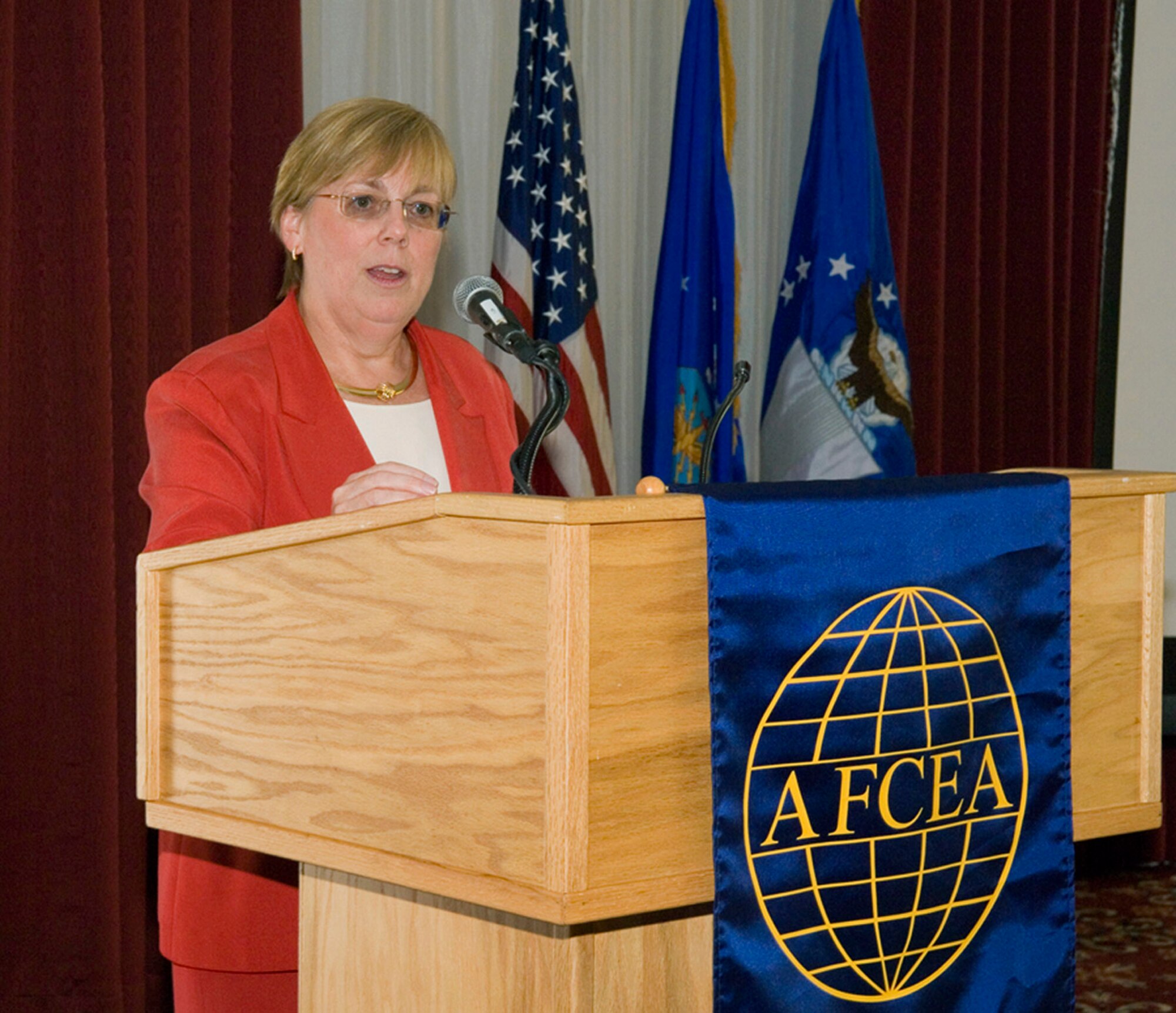 Martha Evans speaks to a government-industry gathering at Hanscom Air Force Base, Mass., Sept. 11. Ms. Evans told the group that the Air Force is spending lots of money on C4ISR, and is looking for big results. Ms. Evans is the director for Information Dominance Programs within the Office of the Assistant Secretary of the Air Force for Acquisition. (U.S. Air Force photo/Rick Berry) 
