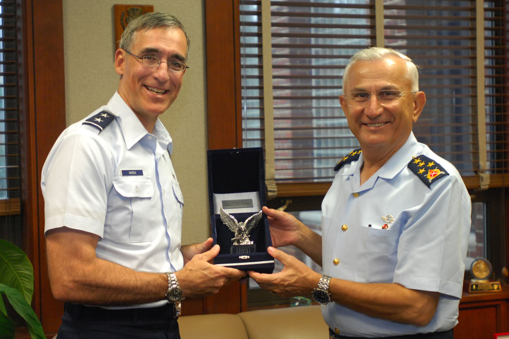 LANGLEY AIR FORCE BASE, Va. – Maj. Gen. R. Mike Worden, vice commander of Air Combat Command, exchanges mementos with Gen. Aydongan Babaoglu, commander of the Turkish air force.  General Babaoglu toured the base, including a static display of the F-22 Raptor, during his short visit. (U.S. Air Force photo/Airman Rebecca Montez)