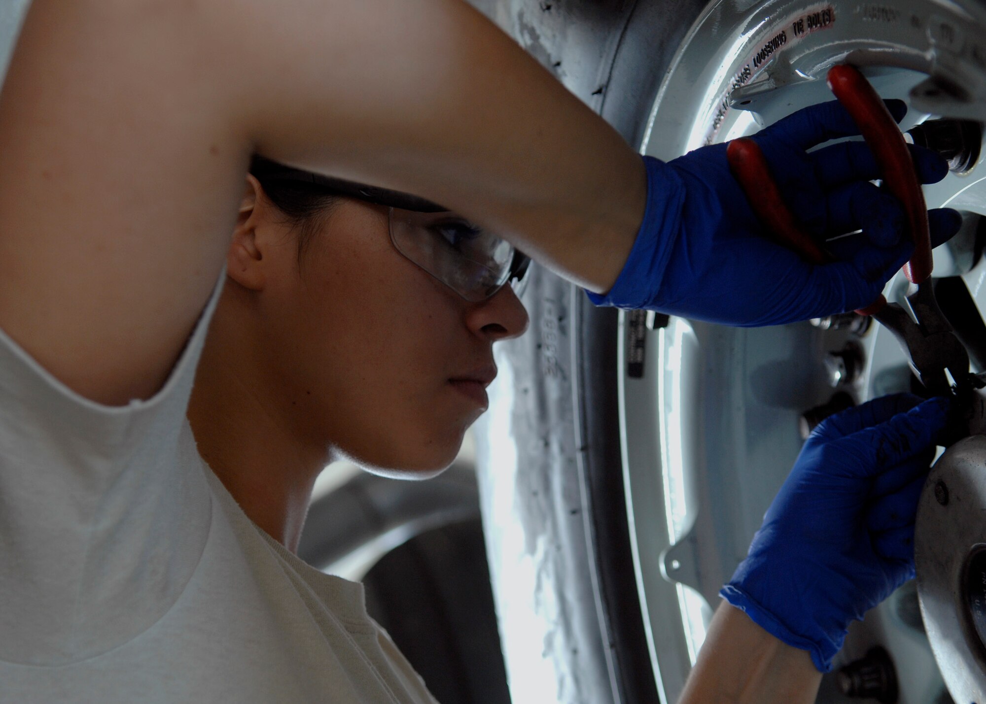 Senior Airman Marlene Roque removes a tire from a C-17 Sept. 15 at the home station check hangar on Charleston AFB. Airmen from the 437th Maintenance Squadron keep the Charleston C-17s running to support the Global War on Terrorism. Airman Roque is a crew chief with the 437th Maintenance Squadron. (U.S. Air Force photo/Airman 1st Class Katie Gieratz)