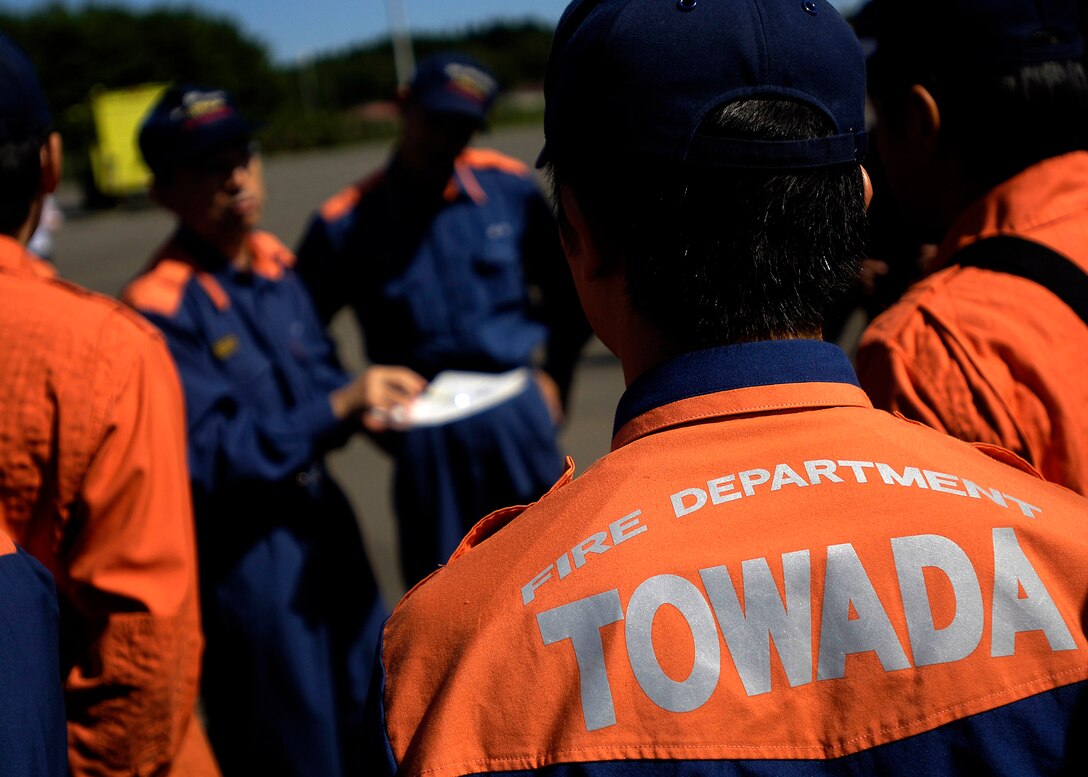 The Towada City fire chief gives his personnel a safety brief before entering the simulated downed aircraft at Misawa Air Base, Japan, Sept. 10. Approximately 30 Towada City firefighters underwent the training instructed by Misawa AB firefighters. (U.S. Air Force photo/Senior Airman Chad Strohmeyer) 