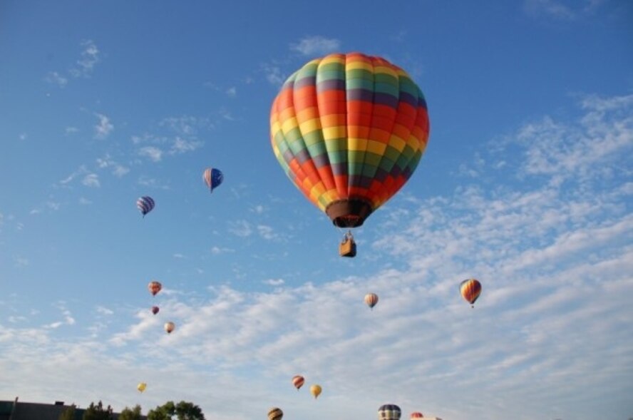 The 302nd Airlift Wing’s Air Force Reserve recruiters went to lofty heights at this year’s Colorado Springs Balloon
Fest in hopes of elevating Reserve Recruiting accessions. (Photos/Louise Rasmussen)