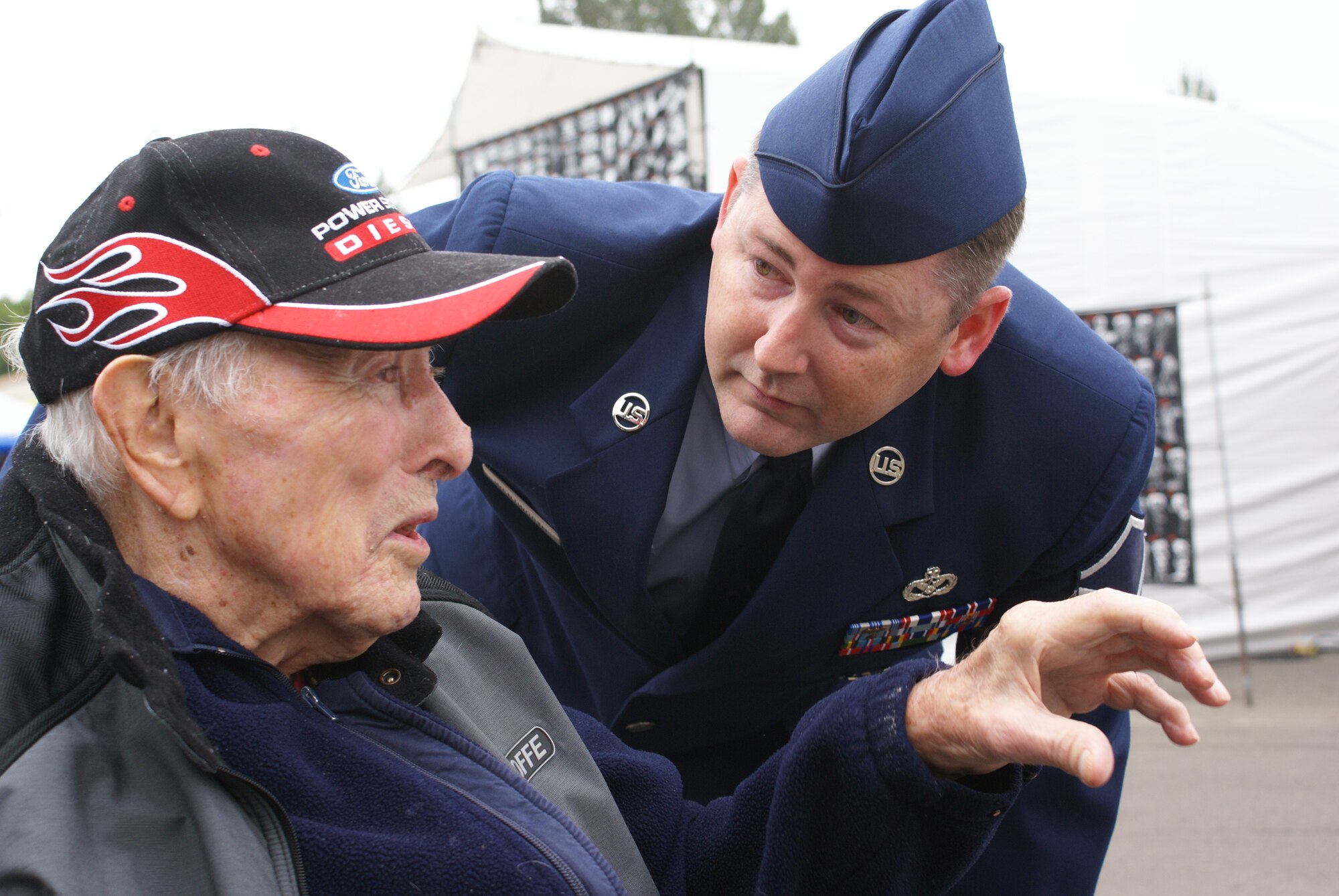 PUYALLUP, Wash. -- Master Sgt. Eric Wentworth, 446th Civil Engineer Squadron, talks with Mr. Elbert “Al” Senyohl, from the Washington Soldiers Home, while at the Puyallup Fair. (U.S. Air Force photo/Bud McKay)