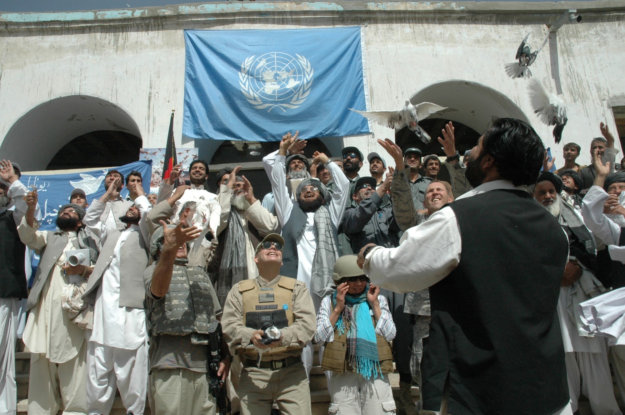 ZABUL PROVINCIAL RECONSTRUCTION TEAM, Qalat, Afghanistan -- Zabul governor Delbar Jan Arman (center), provincial authorities and Zabul Provincial Reconstruction Team personnel release doves Sept. 21 in celebration of the UN Day of Peace. The governor spoke to nearly 200 people about bringing peace to Afghanistan to ensure peace around the world. (U.S. Air Force photo by Capt. Jean Duggan/Released)
