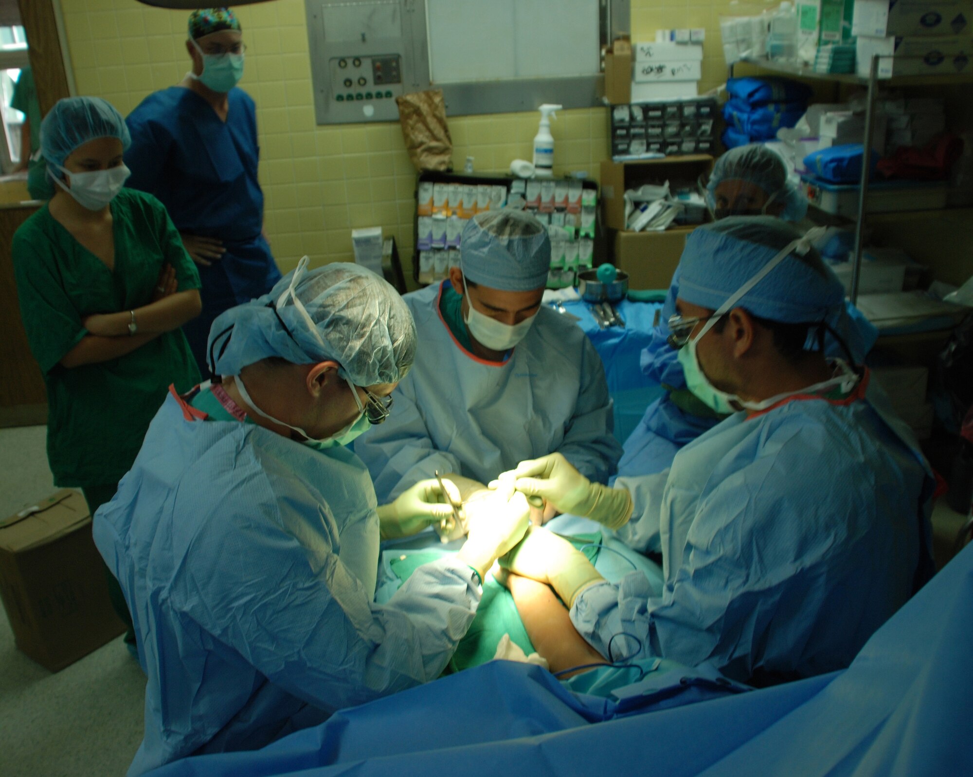 Surgeons from Brooke Army Medical Center in San Antonio, Texas, perform hand surgery to regain function of a finger on a patient at Hospital Escuela in Tegucigalpa, Honduras, Sept. 17. The medical team, with members from Brooke Army Medical Center; Walter Reed Medical Center, Washington, D.C.; and Ft. Riley, Kan., deployed Sept. 8 for the two week medical readiness training exercise. (U.S. Air Force photo by Tech. Sgt. John Asselin)